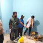 Petugas Polres Pati saat periksa mayat pria di dalam ruko desa Sendangrejo Kec. Tayu, Kab. Pati.