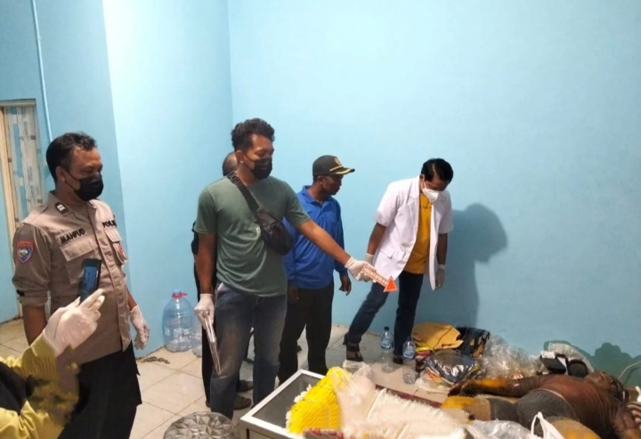 Petugas Polres Pati saat periksa mayat pria di dalam ruko desa Sendangrejo Kec. Tayu, Kab. Pati.