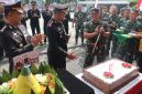 Dandim Pati Letkol Inf. Jon Young Saragi, saat memberikan kejutan Kapolresta Pati di Hari Bhayangkara ke-79.