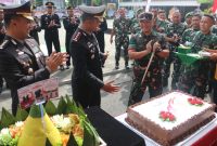 Dandim Pati Letkol Inf. Jon Young Saragi, saat memberikan kejutan Kapolresta Pati di Hari Bhayangkara ke-79.