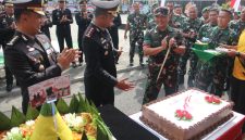 Dandim Pati Letkol Inf. Jon Young Saragi, saat memberikan kejutan Kapolresta Pati di Hari Bhayangkara ke-79.