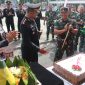 Dandim Pati Letkol Inf. Jon Young Saragi, saat memberikan kejutan Kapolresta Pati di Hari Bhayangkara ke-79.