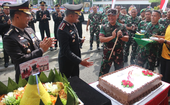 Dandim Pati Letkol Inf. Jon Young Saragi, saat memberikan kejutan Kapolresta Pati di Hari Bhayangkara ke-79.