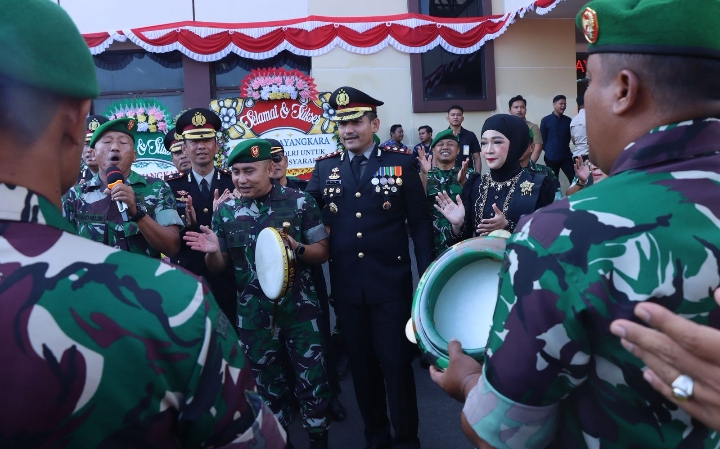 Suasana Polres Jepara saat mendapatkan kejutan nasi tumpeng dari Kodim Jepara.