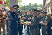 Kapolres Demak AKBP Ari Cahya Nugroho, saat mendapatkan surprise dari Kodim Demak.