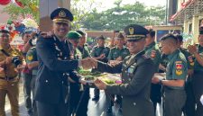 Kapolres Demak AKBP Ari Cahya Nugroho, saat mendapatkan surprise dari Kodim Demak.
