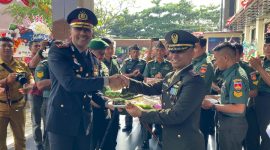 Kapolres Demak AKBP Ari Cahya Nugroho, saat mendapatkan surprise dari Kodim Demak.