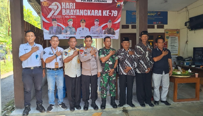 Nampak Waka ADM Perhutani KPH Telawa, Pirmansyah (dari kiri no 2), hadir dalam acara tasyakuran HUT Bhayangkara ke-79 di kantor Polsek Juwangi.