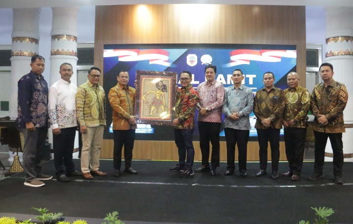 Suasana tradisi acara Kenal Pamit Komandan Kodim 0718 Pati dan Acara Tradisi Lepas Sambut Komandan Kodim 0718 Pati dari Letkol Inf Jon Young Saragi, S. Sos, M.I.P kepada Letkol Arm Timotius Berlian Yogiananto, S.E. M. Han. Acara berlangsung di Pendopo Kabupaten Pati.