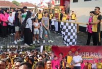Suasana kegiatan jalan sehat Polres Demak, dalam rangka Hari Bhayangkara ke-79.
