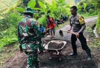 TNI/Polri di Jepara bahu membahu bersihkan saluran air antisipasi tanah longsor.