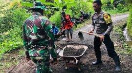 TNI/Polri di Jepara bahu membahu bersihkan saluran air antisipasi tanah longsor.