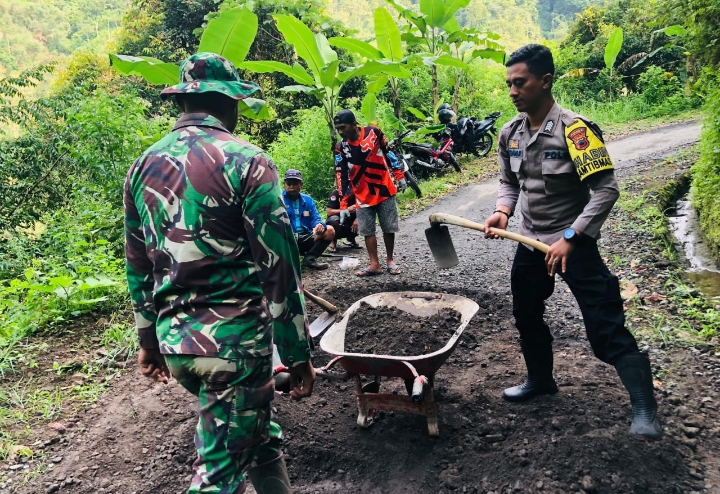 TNI/Polri di Jepara bahu membahu bersihkan saluran air antisipasi tanah longsor.