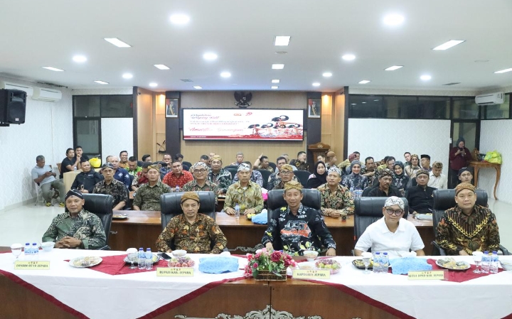 Suasana nobar wayang kulit Polres Jepara secara live.