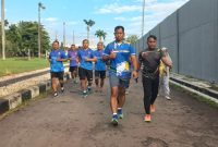 Dandim 0718/Pati, Letkol Arm Timotius Berlian Yogi Ananto, S.E., M.Han., saat olahraga bersama anggotanya.