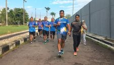 Dandim 0718/Pati, Letkol Arm Timotius Berlian Yogi Ananto, S.E., M.Han., saat olahraga bersama anggotanya.