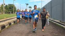 Dandim 0718/Pati, Letkol Arm Timotius Berlian Yogi Ananto, S.E., M.Han., saat olahraga bersama anggotanya.