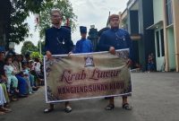 Kegiatan buka Luwur Sunan Kedu (Seikh Abdul Bashir) di desa Gribig, Kec. Gebog, Kab. Kudus. Tampak peserta kirab membentangkan spanduk kegiatan.
