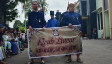 Kegiatan buka Luwur Sunan Kedu (Seikh Abdul Bashir) di desa Gribig, Kec. Gebog, Kab. Kudus. Tampak peserta kirab membentangkan spanduk kegiatan.