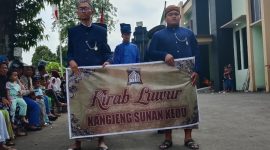 Kegiatan buka Luwur Sunan Kedu (Seikh Abdul Bashir) di desa Gribig, Kec. Gebog, Kab. Kudus. Tampak peserta kirab membentangkan spanduk kegiatan.