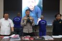 Kapolres Demak AKBP Ari Cahya Nugraha, saat ungkap kasus pencurian dan dan kekerasan. Nampak tersangka dihadirkan.