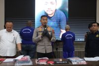 Kapolres Demak AKBP Ari Cahya Nugraha, saat ungkap kasus pencurian dan dan kekerasan. Nampak tersangka dihadirkan.