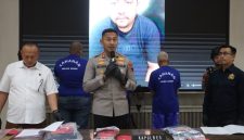 Kapolres Demak AKBP Ari Cahya Nugraha, saat ungkap kasus pencurian dan dan kekerasan. Nampak tersangka dihadirkan.