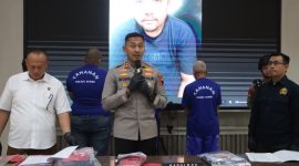 Kapolres Demak AKBP Ari Cahya Nugraha, saat ungkap kasus pencurian dan dan kekerasan. Nampak tersangka dihadirkan.