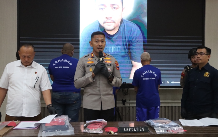 Kapolres Demak AKBP Ari Cahya Nugraha, saat ungkap kasus pencurian dan dan kekerasan. Nampak tersangka dihadirkan.