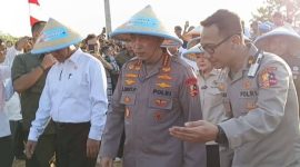 Kapolri Jenderal Listyo Sigit Prabowo, bersama Mentan/Wamentan, Menteri Kehutanan, dan Ketua Komisi IV DPR RI, saat menghadiri kegiatan penanaman jagung di kabupaten Grobogan, Jawa Tengah. Rabu (9/7/2025).