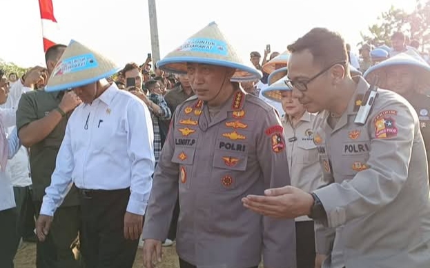 Kapolri Jenderal Listyo Sigit Prabowo, bersama Mentan/Wamentan, Menteri Kehutanan, dan Ketua Komisi IV DPR RI, saat menghadiri kegiatan penanaman jagung di kabupaten Grobogan, Jawa Tengah. Rabu (9/7/2025).