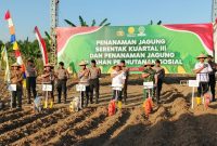 Perhutani KPH Semarang bersama Kapolres Semarang, saat Penanaman Jagung Serentak Kuartal III di Desa Candirejo, Kecamatan Pringapus, Kabupaten Semarang, Rabu (09/07/2025).