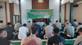 Personel Polrrs Demak dan Pegawai Negeri Pada Polri (PNPP), saat mengikuti Binrohtal di Masjid Uswatun Hasanah, komplek Polres Demak, Kamis (10/7/2025).