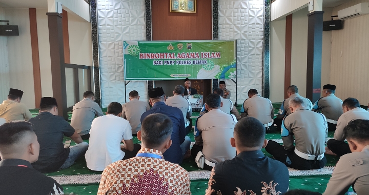Personel Polrrs Demak dan Pegawai Negeri Pada Polri (PNPP), saat mengikuti Binrohtal di Masjid Uswatun Hasanah, komplek Polres Demak, Kamis (10/7/2025).