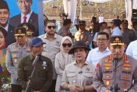 Suasana kegiatan penanaman jagung bersama Kapolri Listyo Sigit, Mentan, Wamentan, Menteri Kehutanan, dan Ketua Komisi IV DPR RI Titiek Soeharto, di Perhutanan sosial, Desa Selojari, Kec. Klambu, Kab. Grobogan.