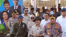 Suasana kegiatan penanaman jagung bersama Kapolri Listyo Sigit, Mentan, Wamentan, Menteri Kehutanan, dan Ketua Komisi IV DPR RI Titiek Soeharto, di Perhutanan sosial, Desa Selojari, Kec. Klambu, Kab. Grobogan.
