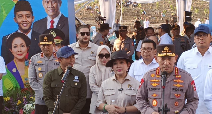 Suasana kegiatan penanaman jagung bersama Kapolri Listyo Sigit, Mentan, Wamentan, Menteri Kehutanan, dan Ketua Komisi IV DPR RI Titiek Soeharto, di Perhutanan sosial, Desa Selojari, Kec. Klambu, Kab. Grobogan.