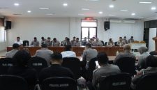 Personel Polres Jepara, saat latihan komunikasi publik.