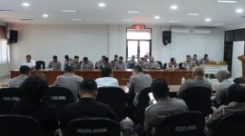 Personel Polres Jepara, saat latihan komunikasi publik.