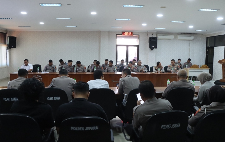 Personel Polres Jepara, saat latihan komunikasi publik.
