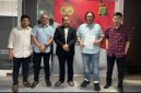 Profesor Paiman bersama kuasa hukumnya, Dr. Farhat Abbas dan tim Advokat saat melaporkan Roy Suryo Cs di Polda Metro Jaya.