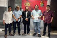 Profesor Paiman bersama kuasa hukumnya, Dr. Farhat Abbas dan tim Advokat saat melaporkan Roy Suryo Cs di Polda Metro Jaya.