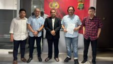 Profesor Paiman bersama kuasa hukumnya, Dr. Farhat Abbas dan tim Advokat saat melaporkan Roy Suryo Cs di Polda Metro Jaya.