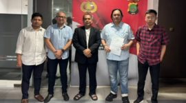 Profesor Paiman bersama kuasa hukumnya, Dr. Farhat Abbas dan tim Advokat saat melaporkan Roy Suryo Cs di Polda Metro Jaya.
