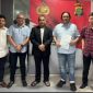 Profesor Paiman bersama kuasa hukumnya, Dr. Farhat Abbas dan tim Advokat saat melaporkan Roy Suryo Cs di Polda Metro Jaya.
