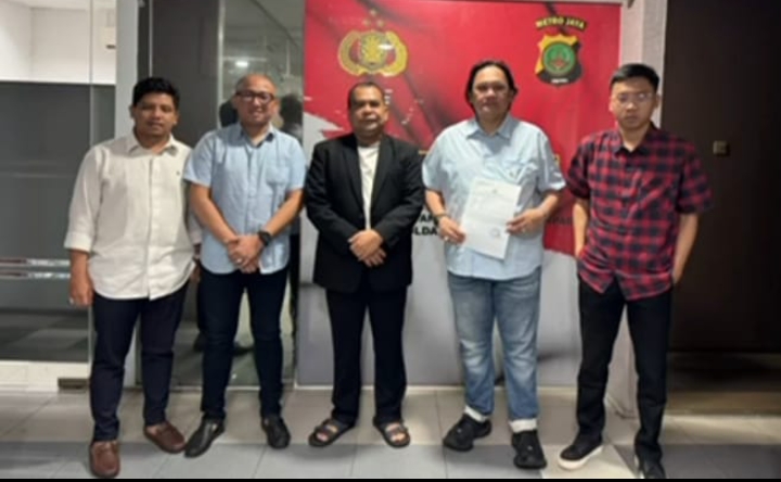Profesor Paiman bersama kuasa hukumnya, Dr. Farhat Abbas dan tim Advokat saat melaporkan Roy Suryo Cs di Polda Metro Jaya.