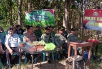 Perhutani KPH Semarang, saat menghadiri kegiatan menanam jagung bersama Kapolsek Karangawen di Desa Jragung, Kec. Karangawen, Kab. Demak.