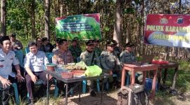 Perhutani KPH Semarang, saat menghadiri kegiatan menanam jagung bersama Kapolsek Karangawen di Desa Jragung, Kec. Karangawen, Kab. Demak.