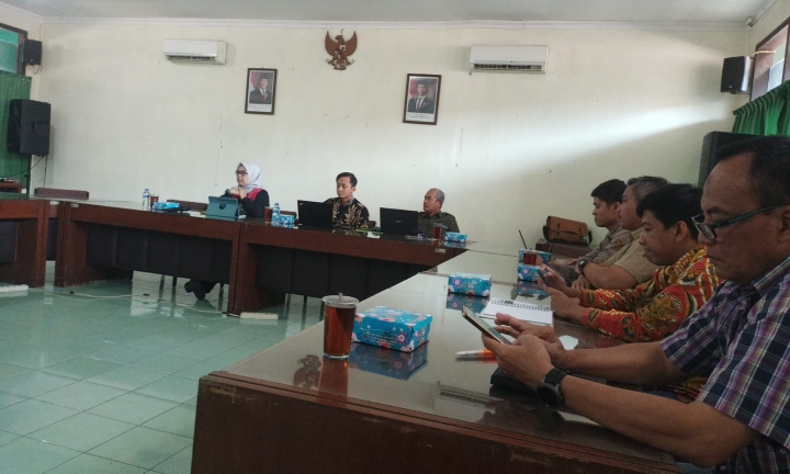 Perum Perhutani Kesatuan Pemangkuan Hutan (KPH) Telawa, saat mengikuti rapat pembahasan rencana pelaksanaan pekerjaan Pipanisasi Pengapon Boyolali di kantor Departemen Perencanaan dan Pengembangan Bisnis Jl. Cungkup Sari, Salatiga, Kecamatan Sidorejo, Kota Salatiga, pada Jumat. (11/07/2025).