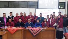 Foto bersama usai kegiatan debat konsentrasi antar mahasiswa dalam Program Pascasarjana Magister Hukum USM.